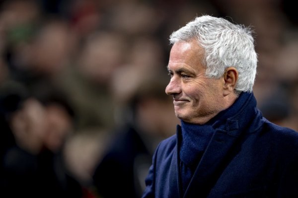 炒股配资app 老年人了! 穆里尼奥: 跨年对我来说没有什么意义, 穿蓝内裤也是