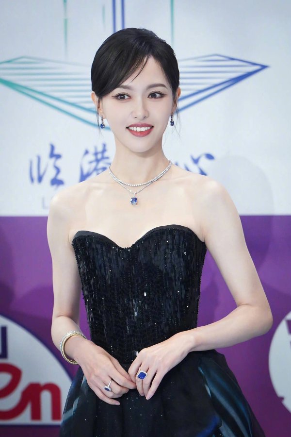 配资论坛平台查询 唐嫣三亚活动抹胸裙意外滑落 教科书式应对引热议 娱乐圈红毯难题再引关注